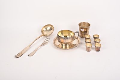 un plateau en argent sur lequel se trouvent une cuillère, une cuillère et un repose-cuillère