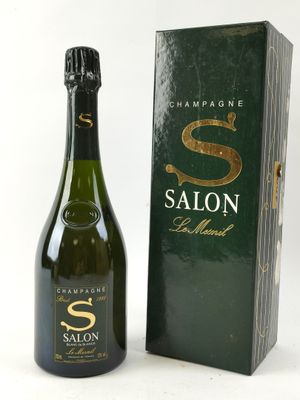la bouteille de champagne se trouve à côté d'un carton de vin