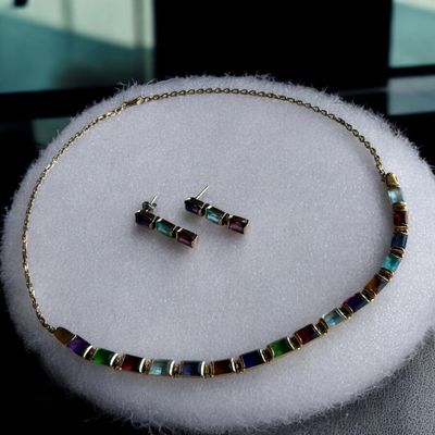 un ensemble composé d'un collier et de boucles d'oreilles posé sur une table