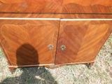 une armoire en bois dotée de deux portes