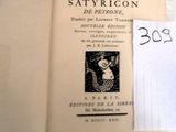 un livre ouvert sur lequel figure une femme