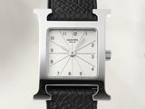 une montre carrée en argent avec un bracelet en cuir noir