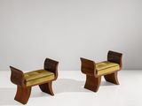 une paire de bancs en bois avec une assise rembourrée jaune