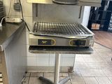 une photo d'un grill professionnel dans une cuisine