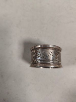une image représentant une bague en argent ornée d'un motif