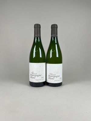 deux bouteilles de vin posées l'une à côté de l'autre sur une table