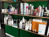 de nombreux types de produits de soins de la peau dans les rayons