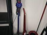 un aspirateur et une serpillière dans un coin de la pièce