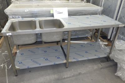 deux lavabos au milieu d'une pièce, avec des cartons par terre