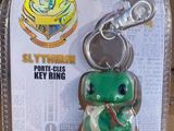 un porte-clés en plastique orné d'une grenouille verte