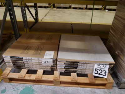 une palette chargée de nombreux cartons dans un entrepôt