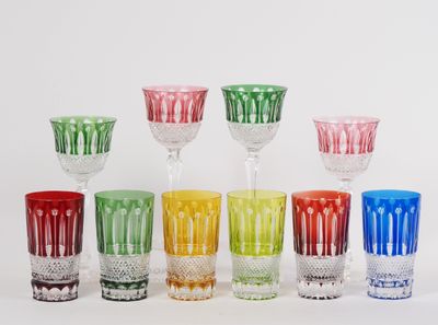 plusieurs verres de différentes couleurs empilés les uns sur les autres sur une surface blanche