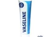 un gros plan d'un tube de dentifrice sur fond blanc