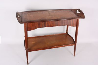 une image représentant une table en bois sur laquelle est posé un plateau