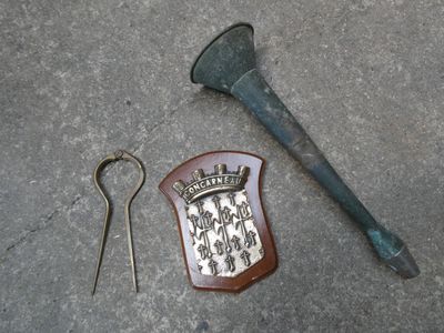 un marteau, une épingle et une paire de ciseaux par terre