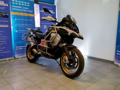 une moto garée dans un showroom