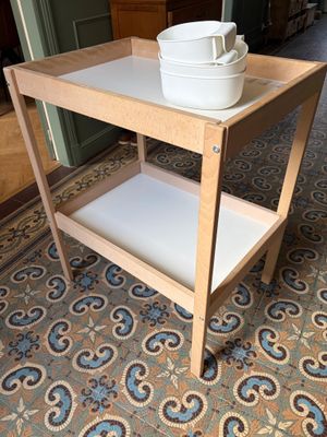 une petite table sur laquelle est posé un bol