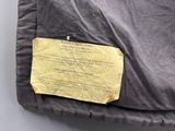 un bout de papier au dos d'une veste