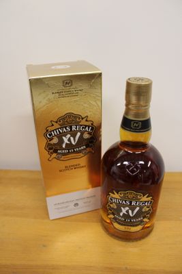La bouteille de Chivas Regal XX se trouve à côté de la boîte.