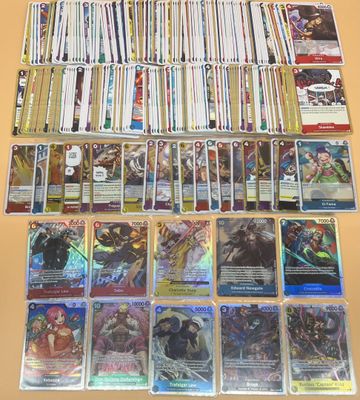 beaucoup de cartes sur la table avec beaucoup d'entre eux