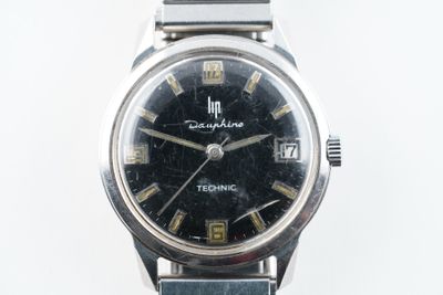 une montre-bracelet en argent avec un cadran noir sur fond blanc