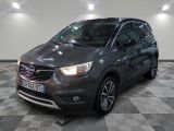 L'Opel grise est garée dans une grande pièce au sol carrelé en damier.
