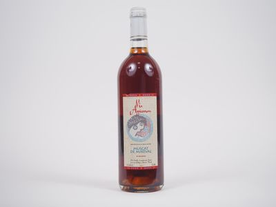 une bouteille de vin posée sur une table