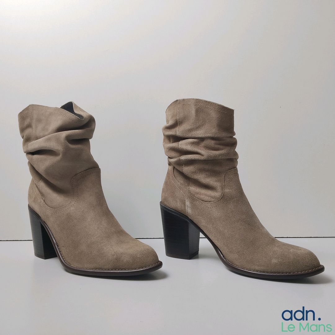 Paire de bottines à talons en cuir velours taupe HELENE ROUGE "Serraje", P.40 - NEUVE (boîte abîmée) - Ce lot chez vo...