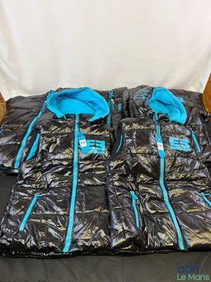 deux sacs de couchage noirs et bleus posés sur une table noire