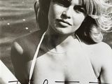 photographie en noir et blanc d'une femme en bikini assise dans un bateau