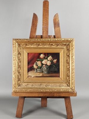 tableau représentant des fleurs dans un vase posé sur un chevalet, avec un rideau rouge en arrière-plan