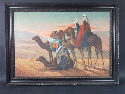 tableau représentant trois hommes à dos de chameau dans le désert, avec le ciel en arrière-plan