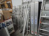 de nombreux rayonnages métalliques dans un entrepôt rempli de cartons