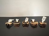 quatre types différents d'anneaux en bois exposés sur une table