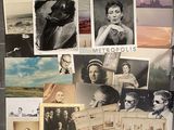 un réfrigérateur sur lequel sont collées de nombreuses photos de personnes