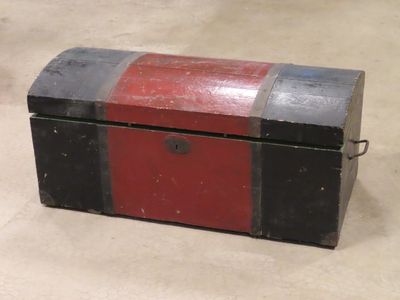 Malle de transport, l'âme rectangulaire en bois polychrome, …