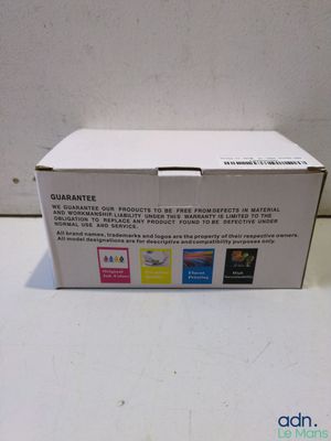 la boîte est vide et prête à être ouverte sur la table
