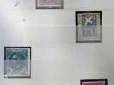 plusieurs types de timbres exposés dans une vitrine