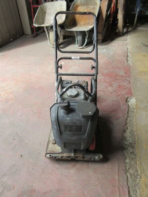 une petite machine qui se trouve dans un garage