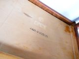 une photo d'une boîte en bois sur laquelle figurent des inscriptions