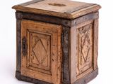 une vieille boîte en bois ornée d'un motif décoratif sur le devant
