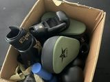 une boîte en carton remplie d'objets hétéroclites sur le sol