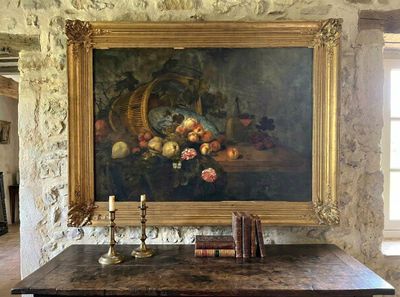 un tableau accroché au mur au-dessus d'une table dans une pièce