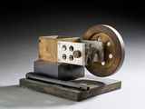 une petite machine posée sur une table