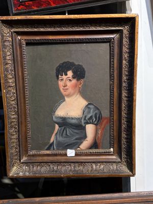 un tableau représentant une femme en robe bleue posée sur une table