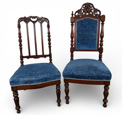 deux chaises avec des assises rembourrées de velours bleu et des pieds en bois