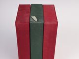 une petite boîte rouge ornée d'une bande verte
