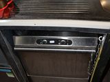 un évier et une cuisinière dans une petite cuisine