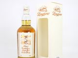 une image d'une bouteille de whisky à côté d'une boîte en carton