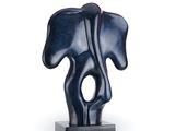 statue d'un éléphant à la trompe recourbée, posée sur un socle noir